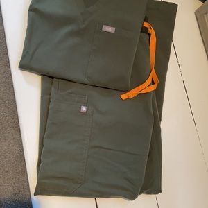 Figs moss set. XS top + XSP kade pants.